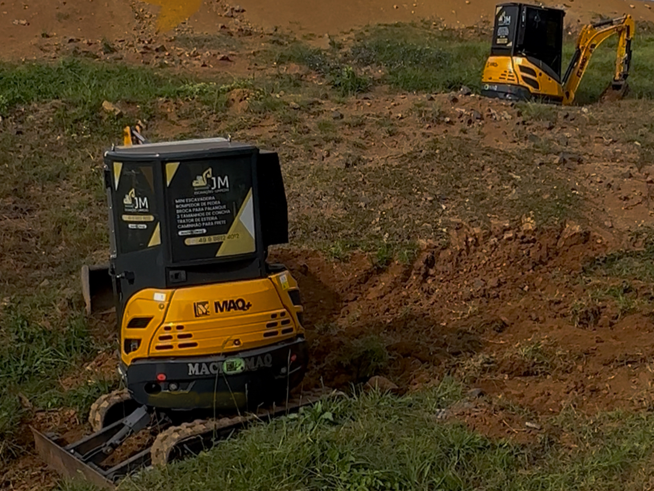 Máquinas industriais em galpão logístico